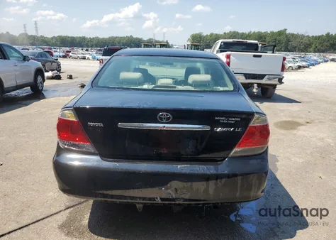 2005 Toyota Camry Le z USA, uszkodzony, nr VIN 4T1BE32K45U076049